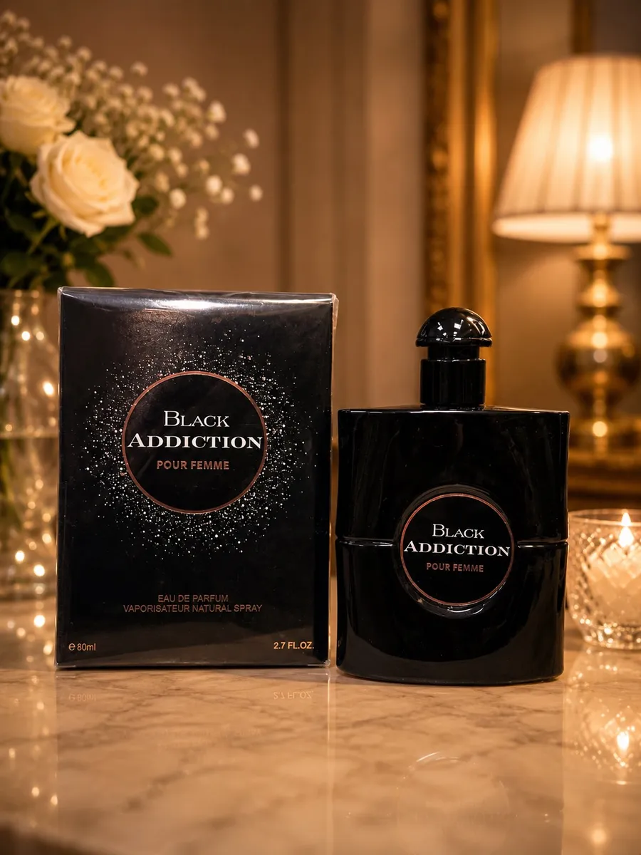 Czarny flakon perfum Black Addiction Pour Femme 80ml obok eleganckiego czarnego opakowania z srebrnymi drobinkami, ustawione