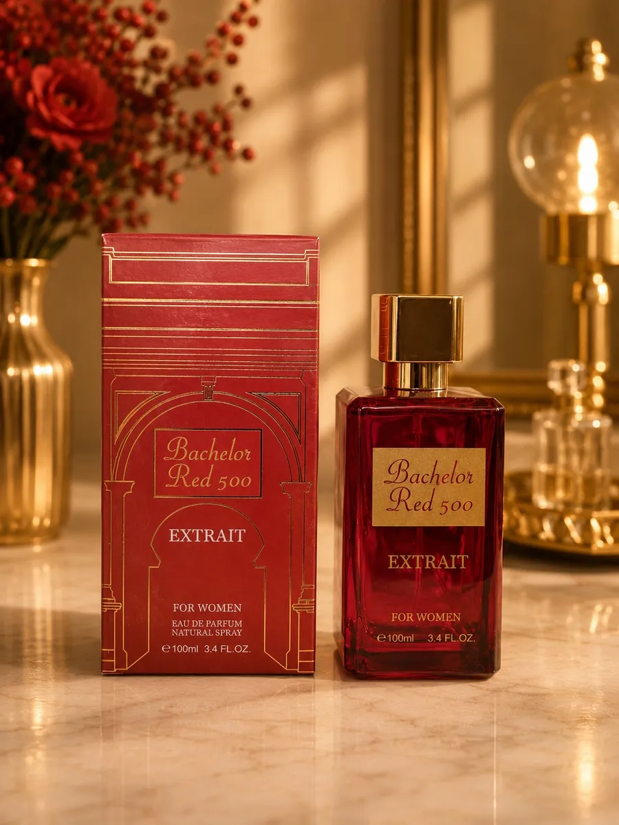 Czerwony flakon perfum Bachelor Red 500 Extrait For Women 100ml obok ozdobnego pudełka na marmurowym blacie