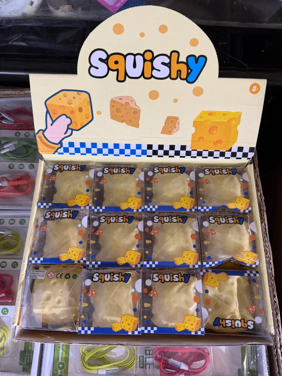 żółty squishy w kształcie sera z otworami w przezroczystym pudełku, 12 sztuk w opakowaniu zbiorczym