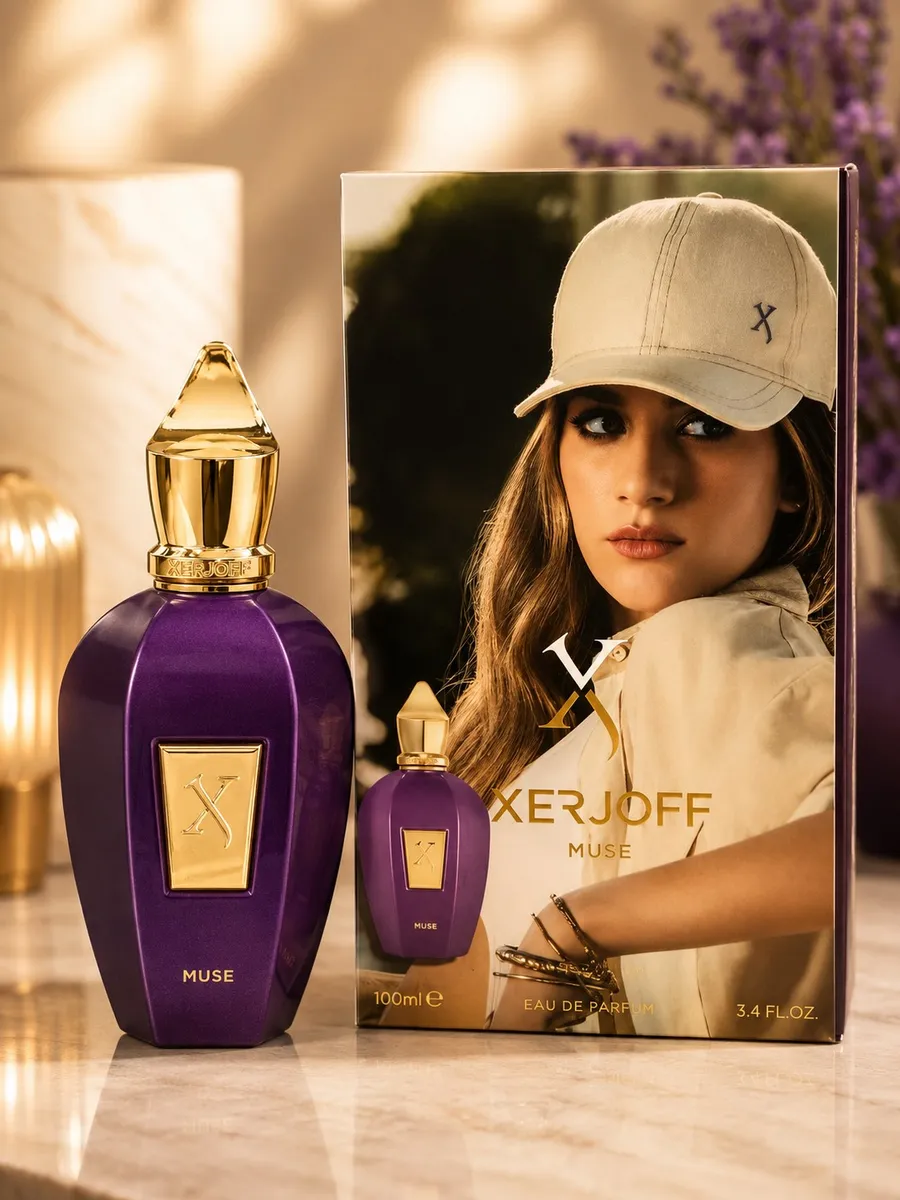 Butelka fioletowych perfum Muse z złotą nakrętką i opakowanie z wizerunkiem kobiety w czapce