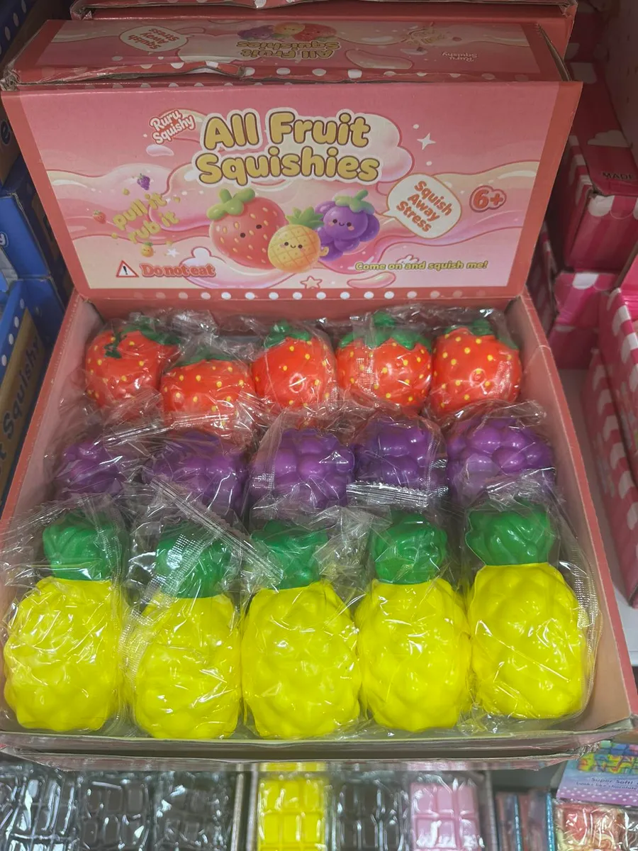 Kolorowe zabawki antystresowe squishies w kształcie truskawek, winogron i ananasów w opakowaniu zbiorczym