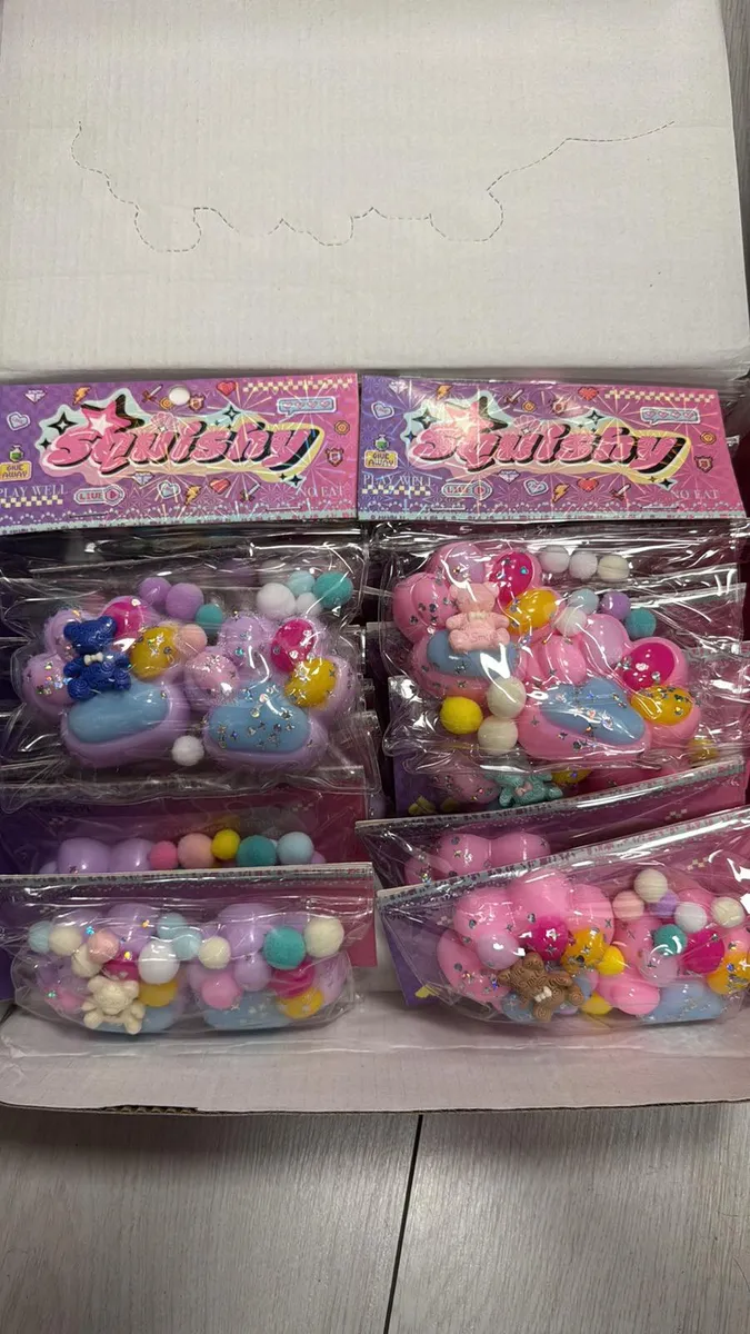 Zabawki squishy pastelowe z pomponikami, brokatem i małymi misiami w opakowaniach