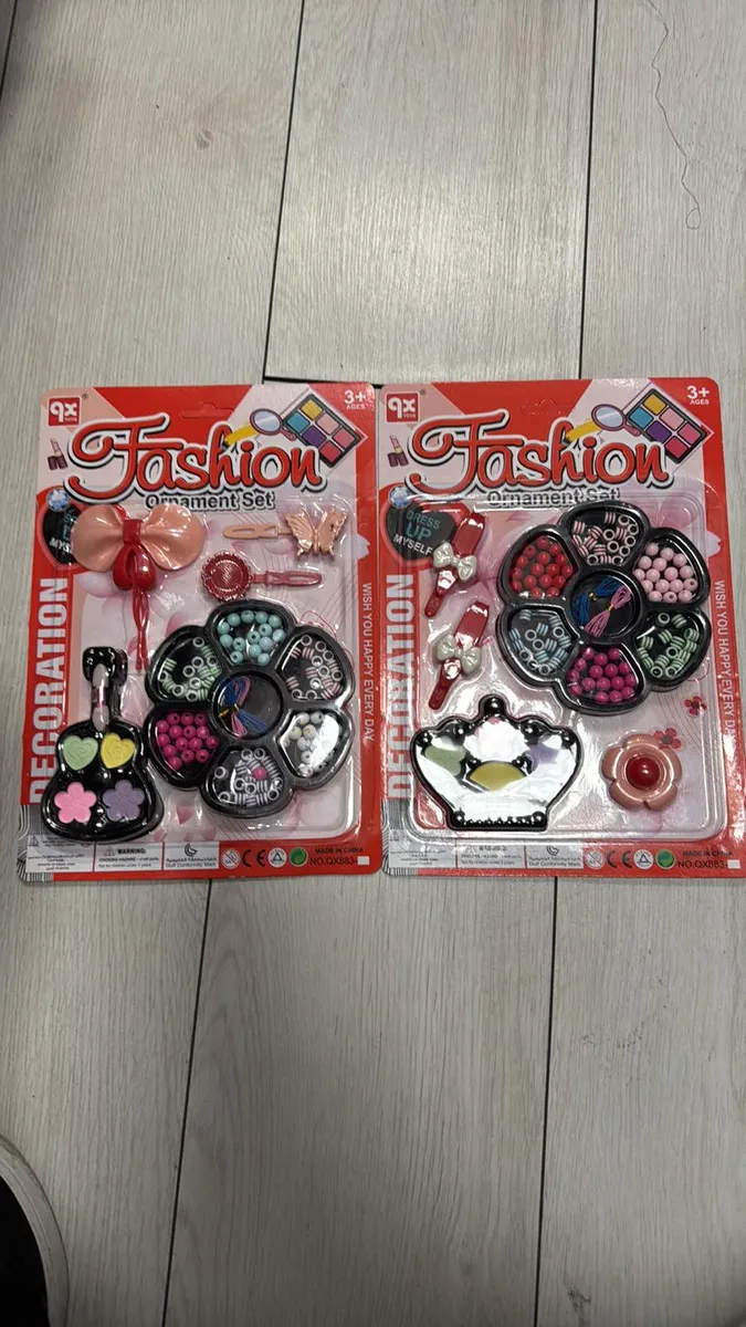 dwa zestawy ozdób Fashion z koralikami, kokardkami i motylkami na czerwonym tle