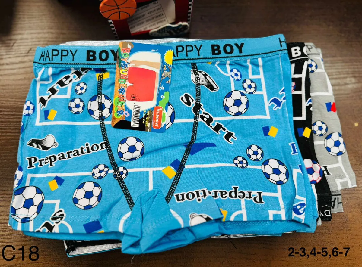 Zestaw trzech chłopięcych bokserek w kolorach niebieskim, czarnym i szarym z nadrukiem piłek nożnych i napisem HAPPY BOY