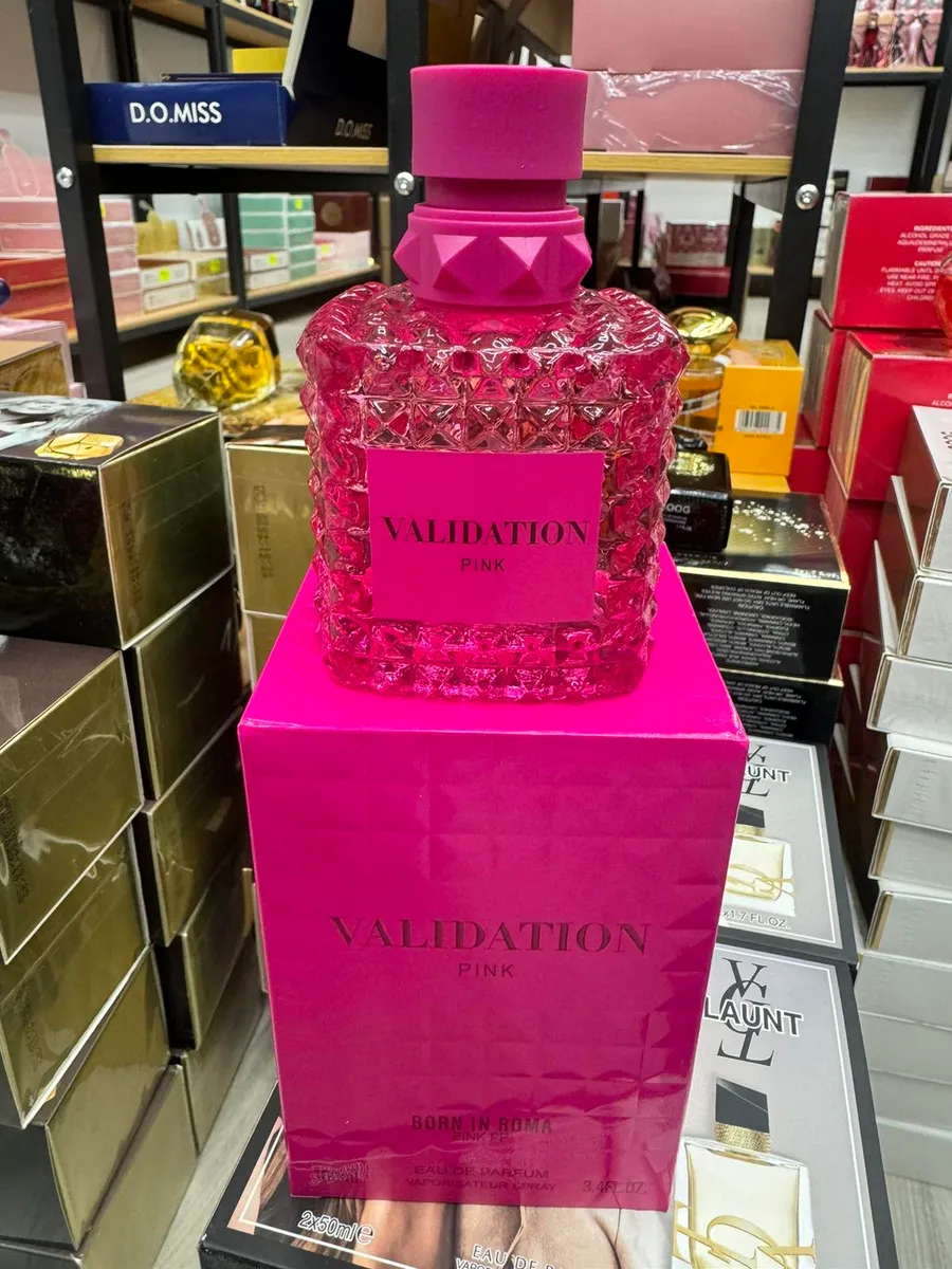 Różowy flakon perfum Validation Pink 100ml z fakturą i matową nakrętką na różowym pudełku