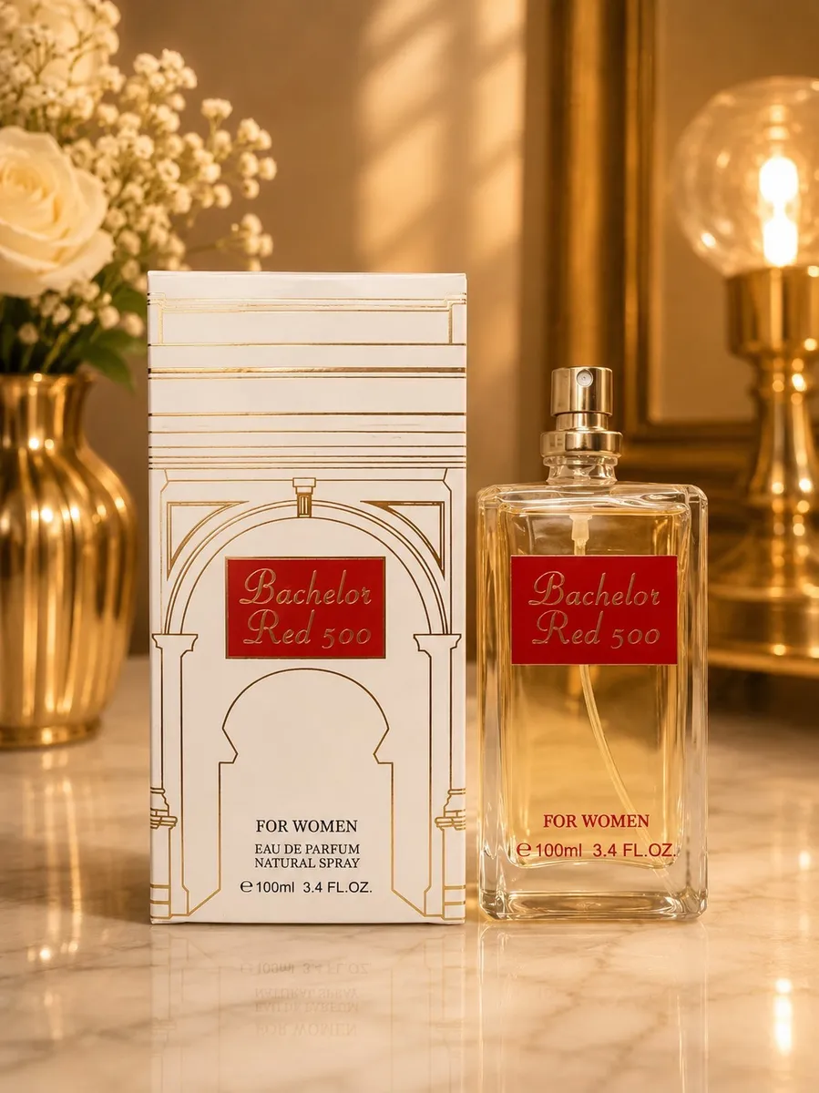 Perfumy Bachelor Red 500 dla kobiet 100ml w przezroczystej butelce z czerwono-złotą etykietą i białym kartoniku z złotymi zdo