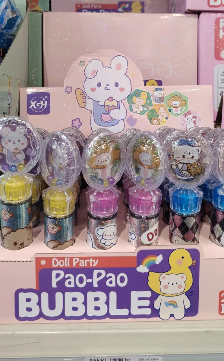 Bańki mydlane z kolorowymi nakrętkami i figurkami postaci Pao-Pao Doll Party na różowym tle