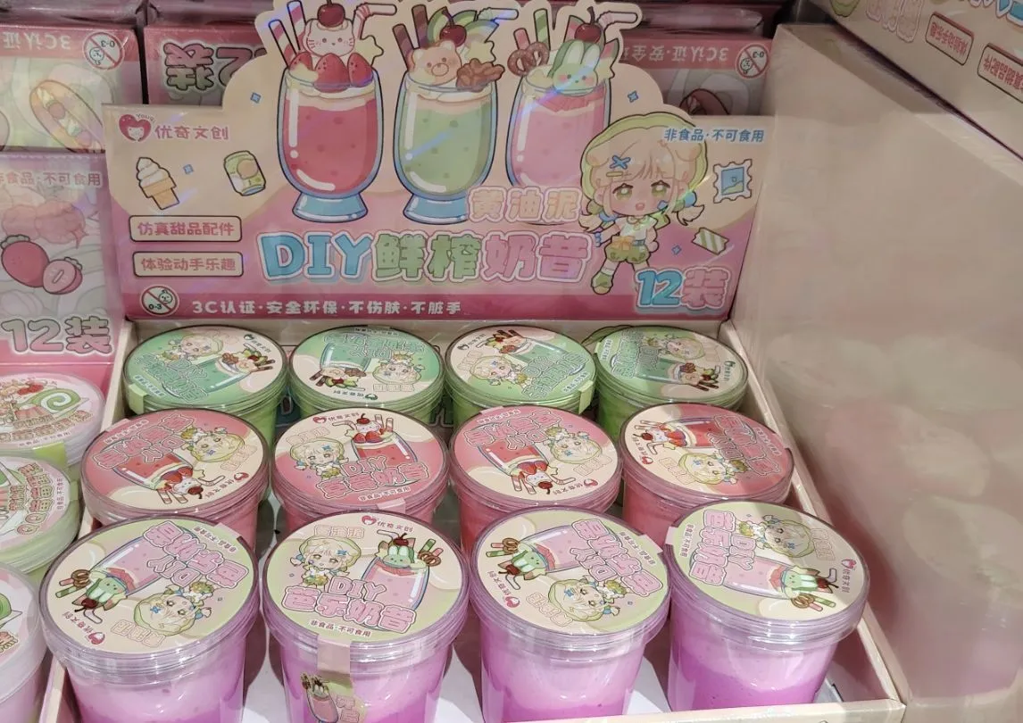 zestaw 12 kolorowych mas plastycznych w plastikowych pojemnikach z nakrętkami i ilustracjami kawaii