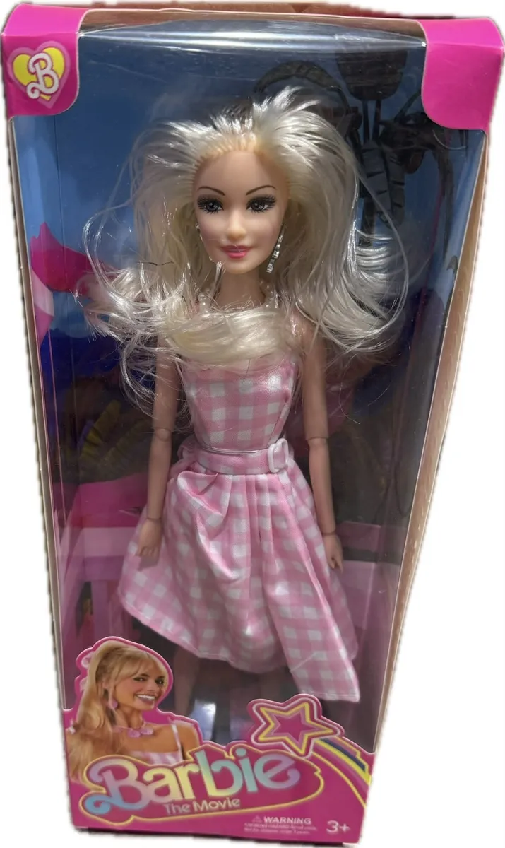 Lalka Barbie z jasnoblond włosami w różowej sukience w białą kratę w przezroczystym opakowaniu