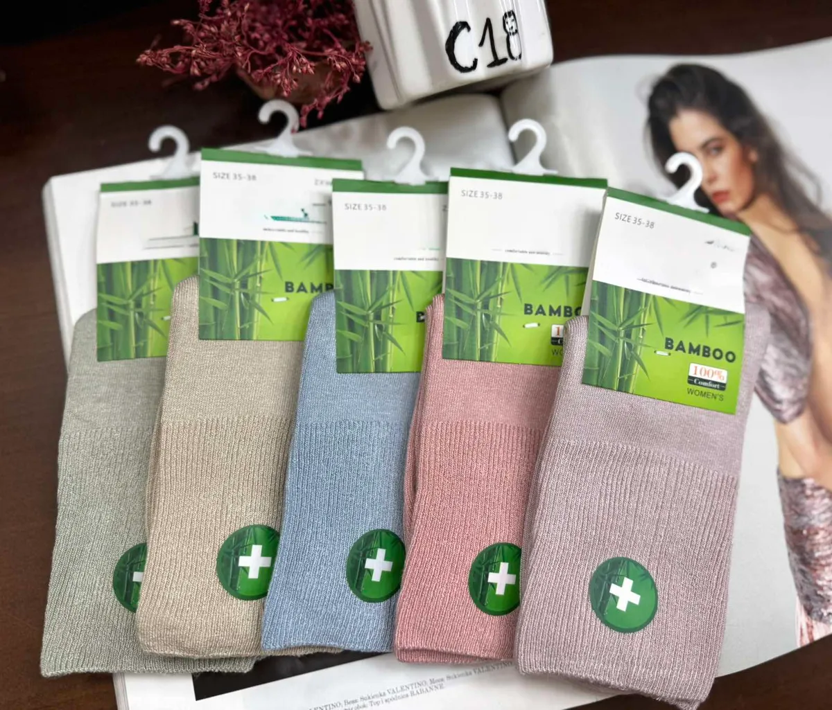 Zestaw pięciu par pastelowych skarpetek damskich Bamboo w rozmiarze 35-38 na białych zawieszkach