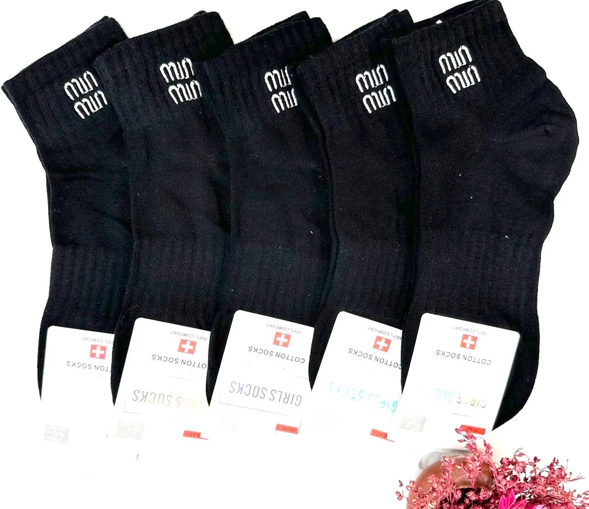 pięć par czarnych skarpetek bawełnianych z białą etykietą Girls Socks