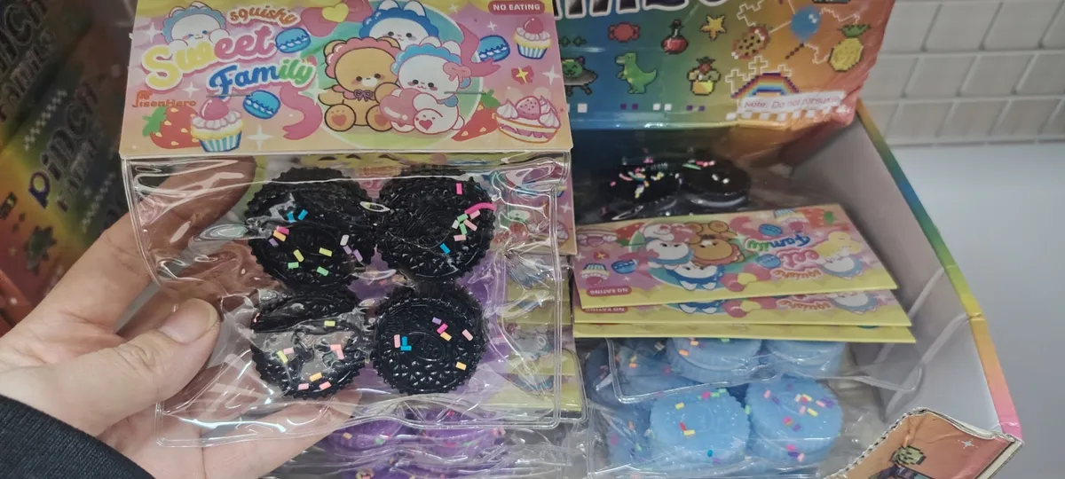 czarne ciasteczka squishy z kolorową posypką w przezroczystym opakowaniu z grafiką misiów