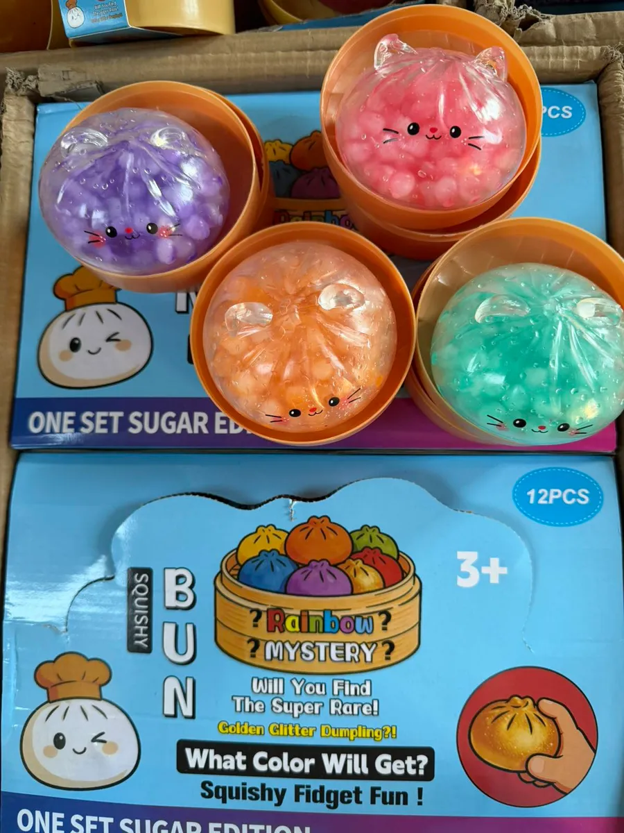 Kolorowe przezroczyste squishy w kształcie bułeczek z brokatowymi perełkami i uszkami kota