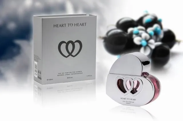 Butelka perfum Heart to Heart w kształcie serca z metalicznym srebrnym wykończeniem i różowym wnętrzem oraz szare opakowanie