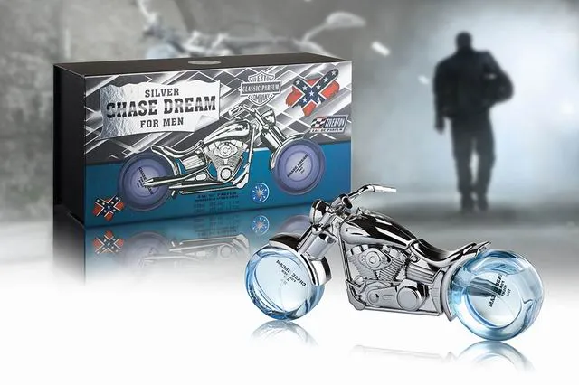 flakon perfum w kształcie srebrnego motocykla z niebieskimi kołami i opakowanie z grafiką motocykla