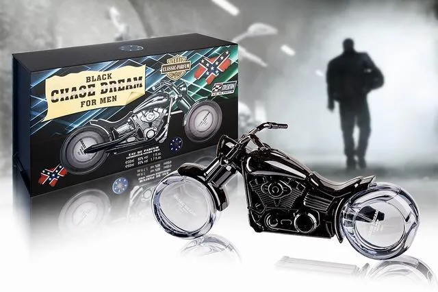 czarny flakon perfum w kształcie motocykla z przezroczystymi kołami i opakowanie z motywem motocyklowym