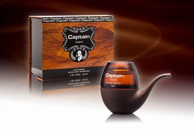 flakon perfum Captain Original w kształcie fajki z opakowaniem imitującym drewno