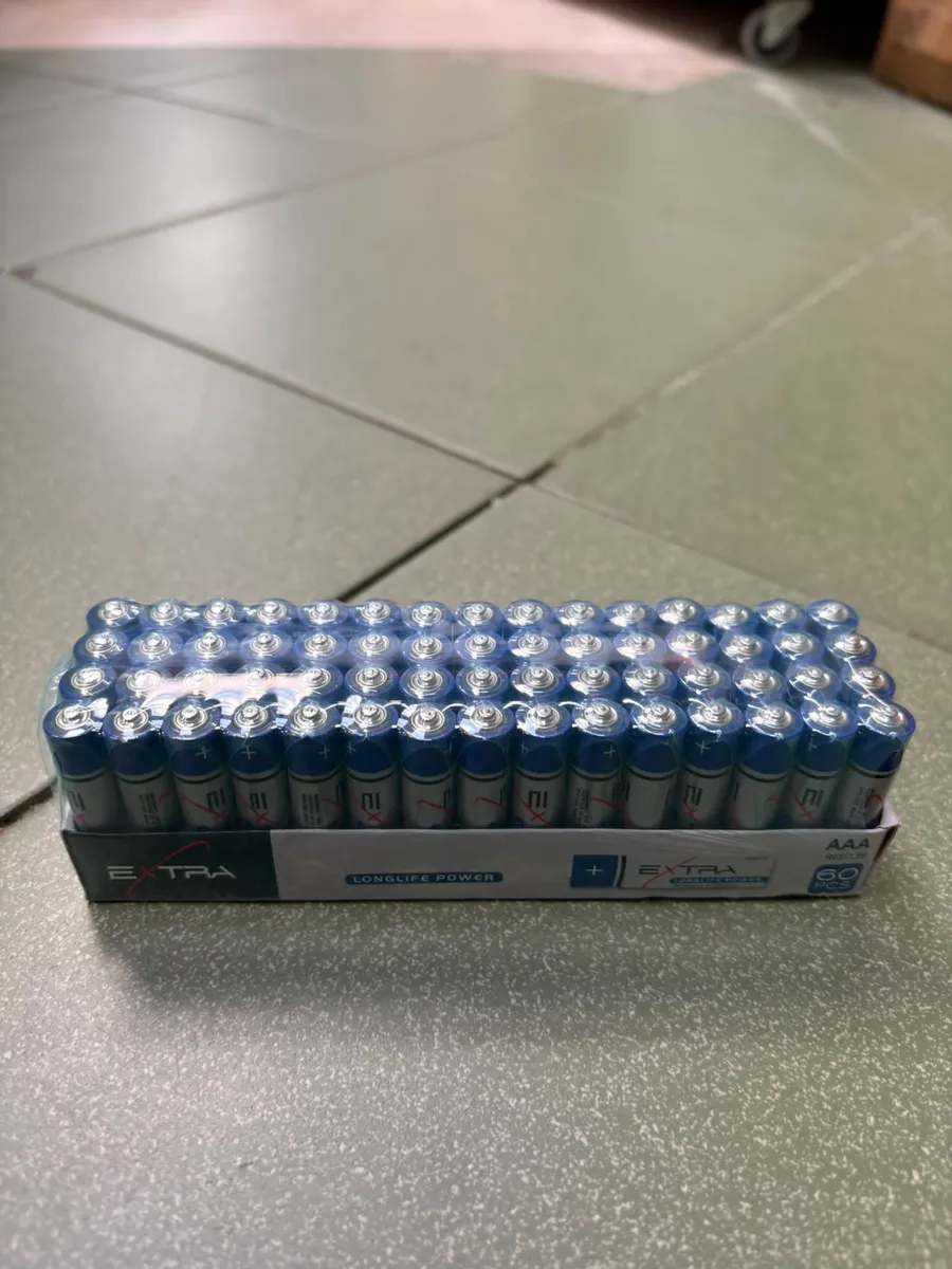 opakowanie 60 baterii AAA w kolorze srebrno-granatowym z napisem EXTRA LONGLIFE POWER