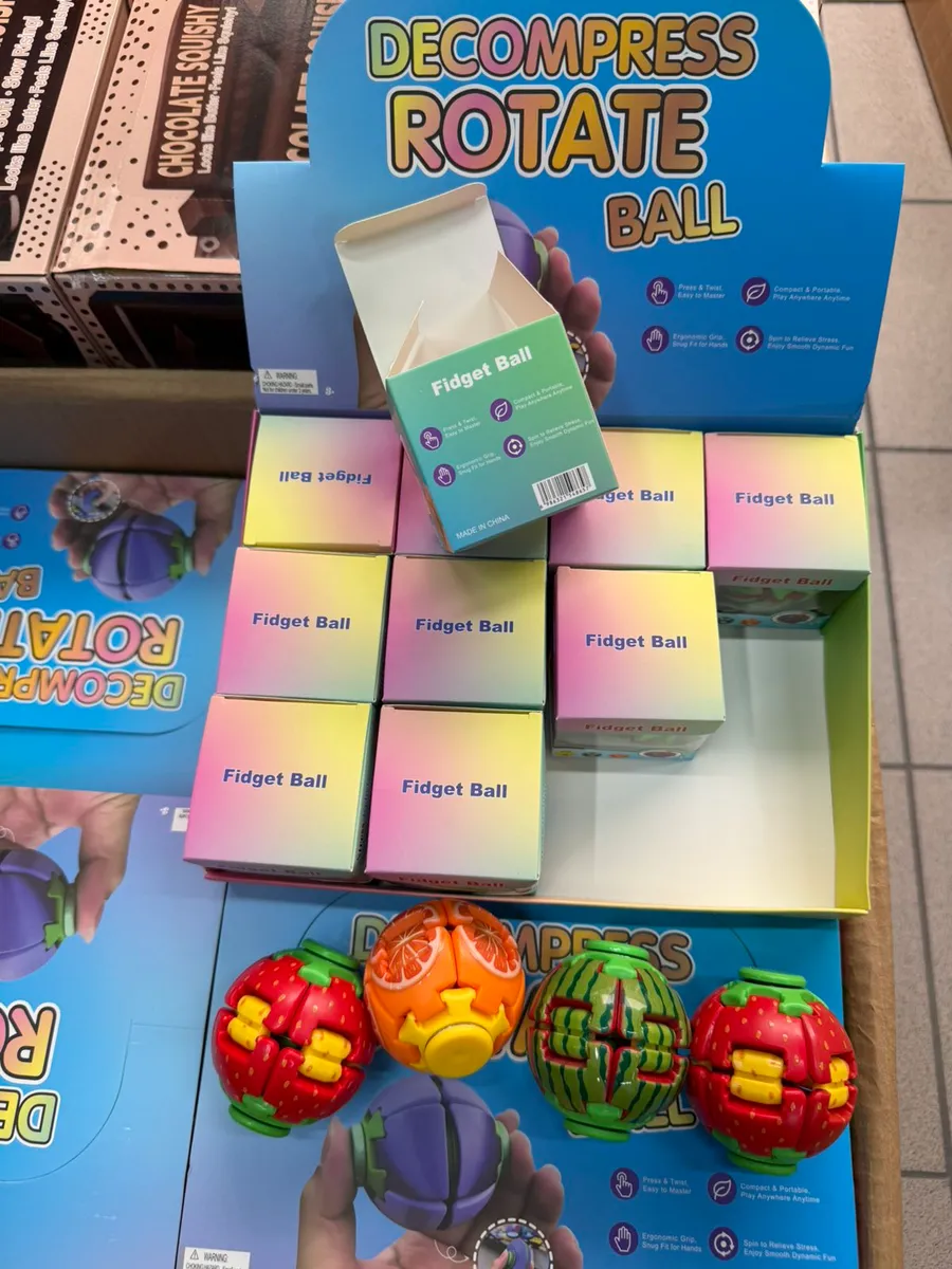 Kolorowe piłki antystresowe fidget ball z motywem owoców i pastelowe pudełka na ekspozycji