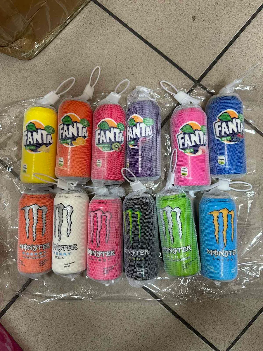 Zestaw 12 breloków w kształcie puszek napojów Fanta i Monster w różnych kolorach