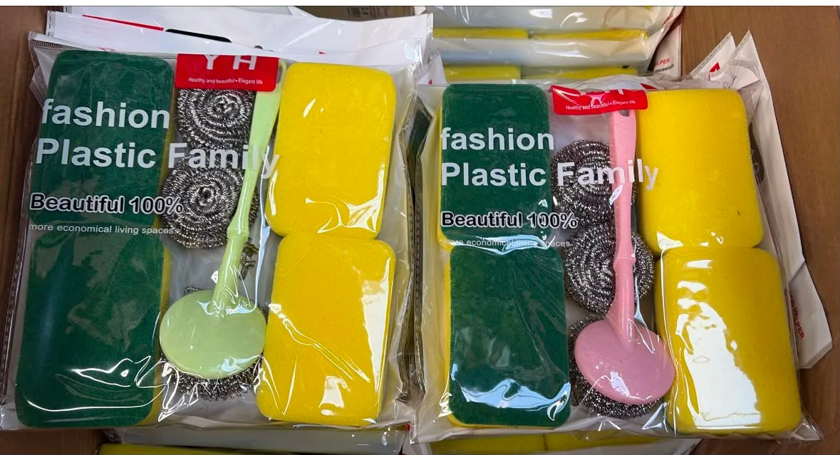 Zestaw kuchennych czyścików z żółtymi gąbkami, zielonymi powierzchniami szorstkimi, druciakami i plastikową rączką