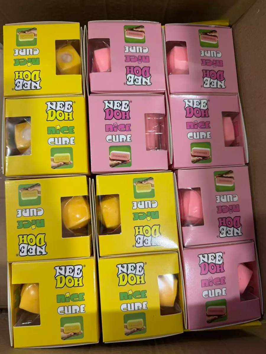 Zestaw kostek antystresowych Nee Doh Nice Cube w żółtych i różowych opakowaniach z okienkiem