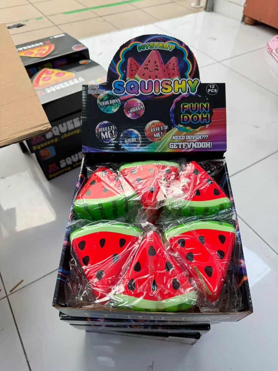 Zestaw 12 miękkich zabawek squishy w kształcie czerwonych plasterków arbuza z zieloną skórką