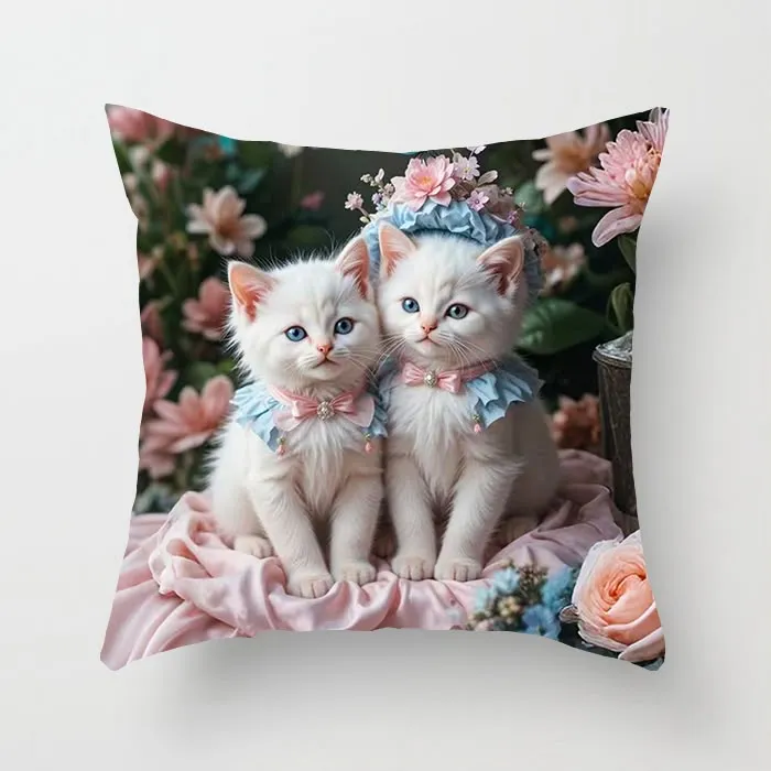 Kwadratowa poszewka 40x40 cm z nadrukiem dwóch białych kotów na tle różowych i niebieskich kwiatów