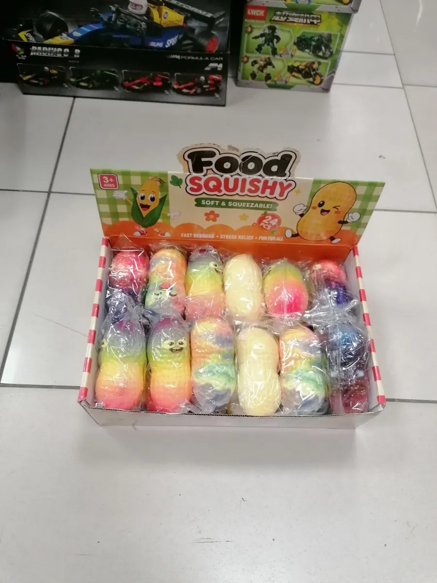 Kolorowe miękkie zabawki antystresowe Food Squishy w opakowaniu zbiorczym na białej podłodze