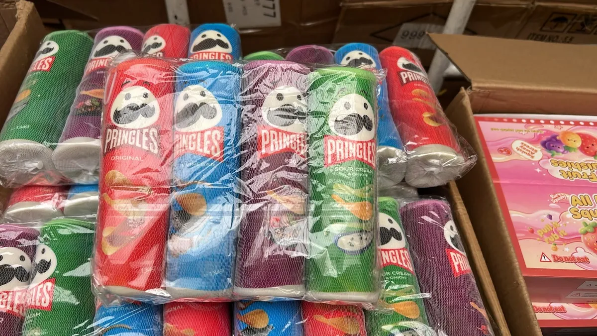Zestaw sześciu mini opakowań chipsów Pringles w różnych kolorach zapakowanych w siatkę