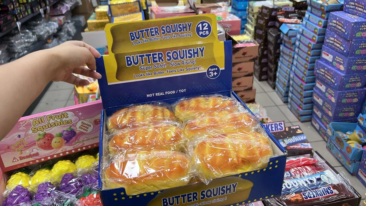 Zabawka Butter Squishy imitująca masło w opakowaniu zbiorczym 12 sztuk na sklepowej półce