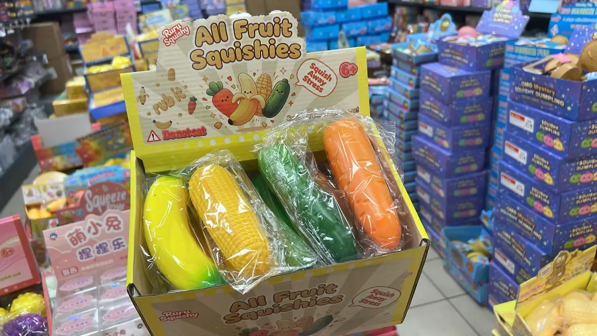 Zestaw miękkich zabawek antystresowych w kształcie banana, kukurydzy, ogórka i marchewki w opakowaniu kartonowym