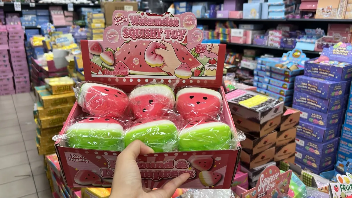 Miękkie zabawki squishy w kształcie plasterków arbuza w opakowaniu zbiorczym na tle sklepowych półek