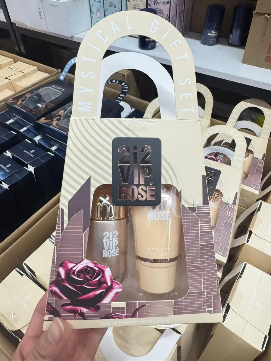 Zestaw prezentowy 2i2 VIP Rosé perfumy 30ml i balsam do ciała 60ml w beżowo-brązowym opakowaniu z różą