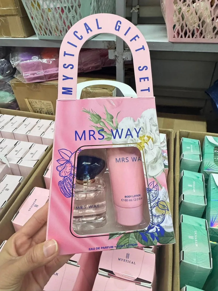 Zestaw prezentowy Mrs Way z perfumami 30ml i balsamem do ciała 60ml w różowym opakowaniu z kwiatami