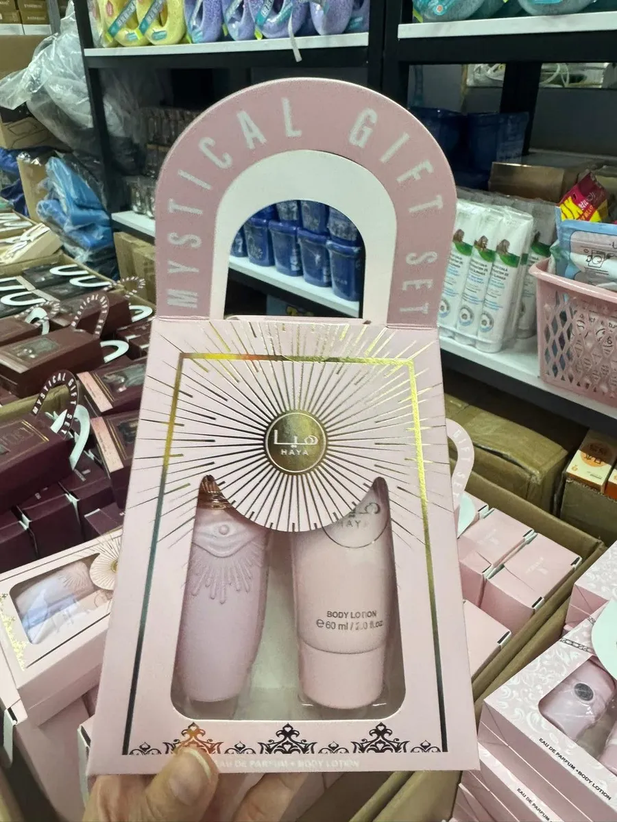 Różowy komplet perfum 30ml i balsamu do ciała 60ml w ozdobnym opakowaniu z przezroczystym okienkiem