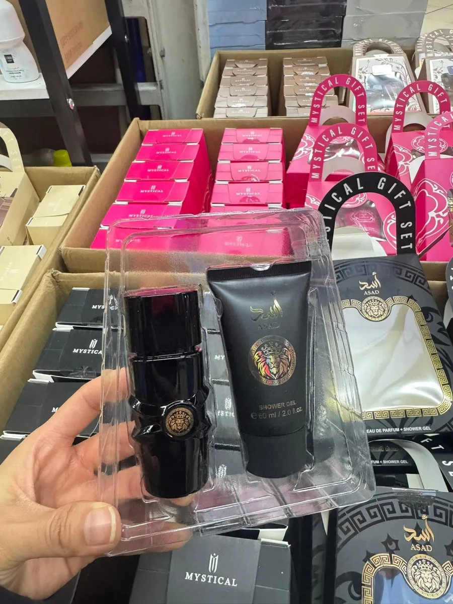 Komplet perfum 30 ml i balsamu do ciała 60 ml w czarnym opakowaniu z logo lwa