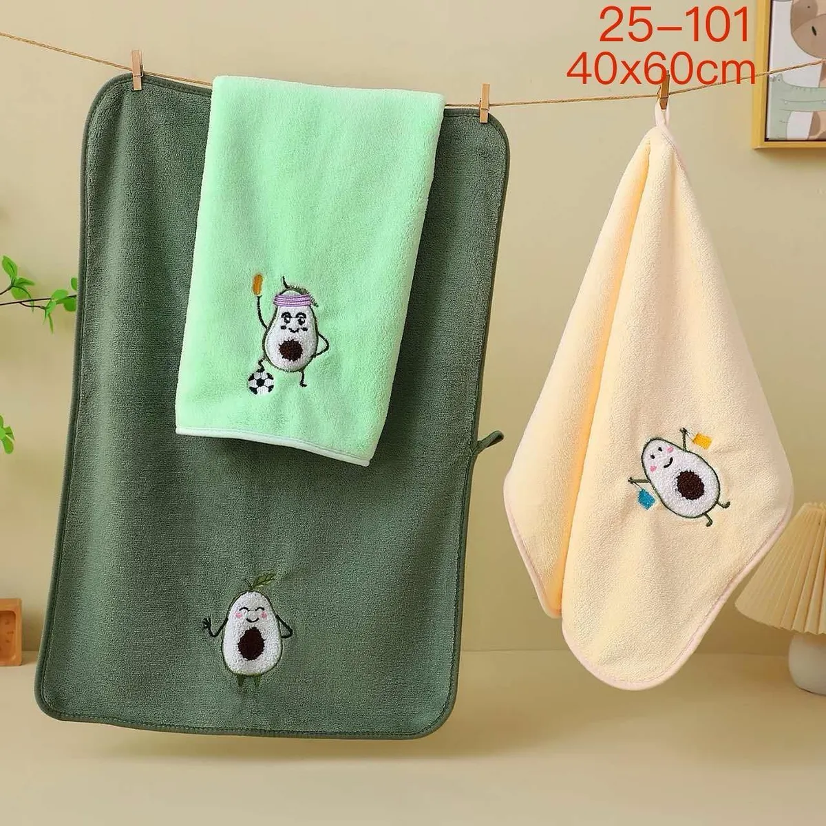 Trzy kolorowe ścierki z mikrofibry z haftem awokado w rozmiarze 40x60 cm zawieszone na sznurku