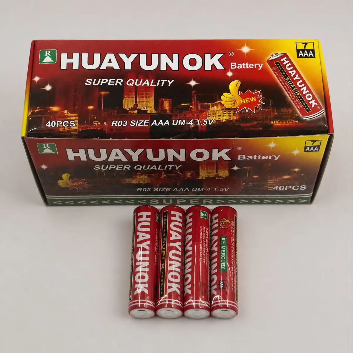 Opakowanie czerwonych baterii Huayunok AAA 1,5 V z nadrukiem i 7 sztuk baterii na białym tle