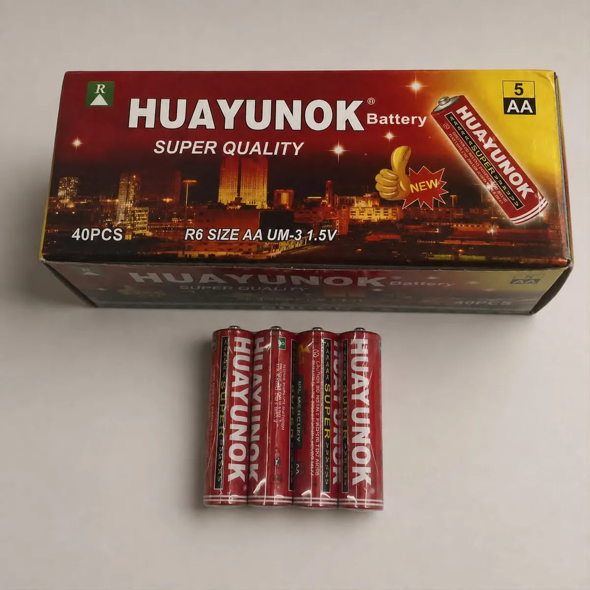 Opakowanie baterii HUAYUNOK czerwonych AA 1,5 V z zestawem 5 sztuk na białym tle