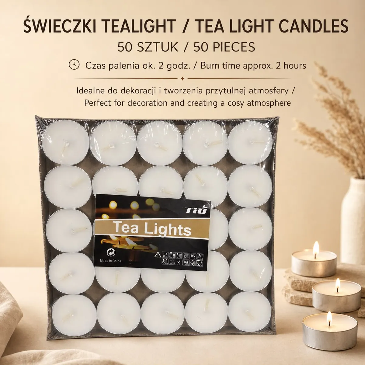 Opakowanie 50 białych podgrzewaczy tealight w metalowych pojemnikach, trzy zapalone świeczki obok