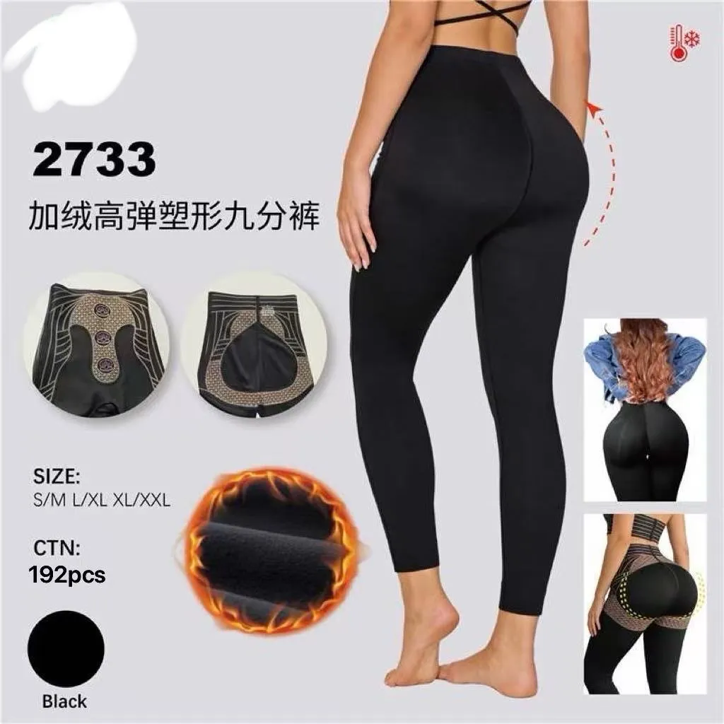 Czarne legginsy damskie modelujące z wysokim stanem i ociepleniem na modelce