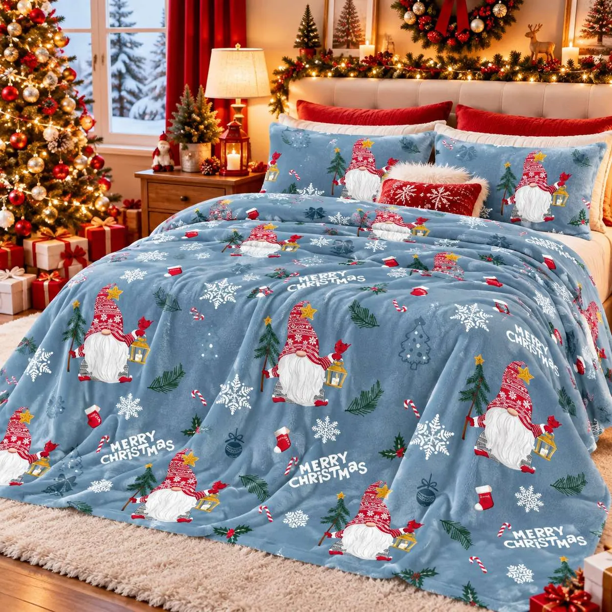 Koc świąteczny jasnoniebieski z wzorem gnomów, choinek i napisem Merry Christmas na łóżku w świątecznym pokoju