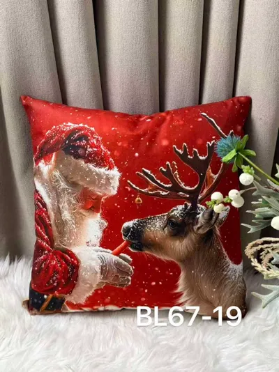 Poszewka na poduszkę z nadrukiem Mikołaja i renifera na czerwonym tle, wymiar 40x40 cm