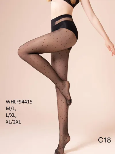 damskie czarne rajstopy z drobnym wzorem kropek na nodze modelki