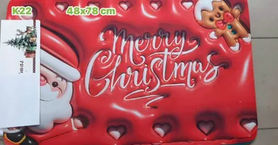 Czerwona mata podłogowa z napisem Merry Christmas, Mikołajem i piernikowym ludzikiem, rozmiar 48x78 cm