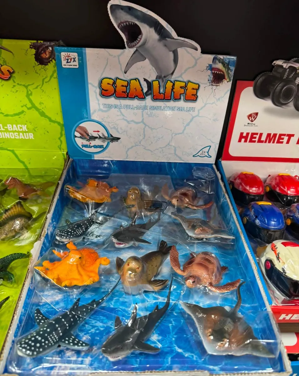 Zestaw 12 plastikowych figurek morskich zwierząt z mechanizmem pull-back w opakowaniu Sea Life