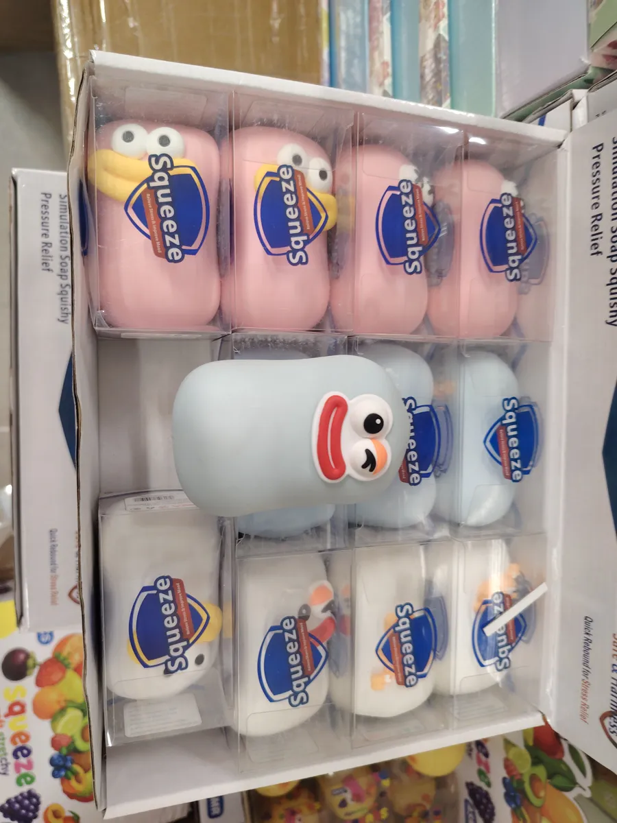 Zabawki squeeze toys gniotki w pastelowych kolorach róż, niebieski i biały w plastikowym opakowaniu