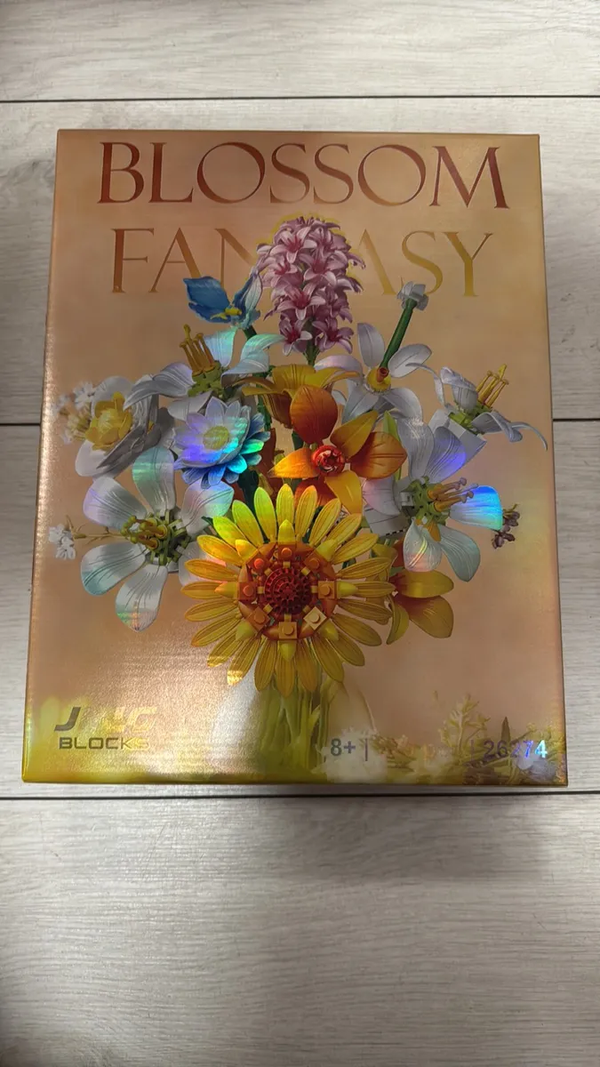 Złoto-brązowe opakowanie zestawu klocków Blossom Fantasy z holograficznym bukietem kwiatów