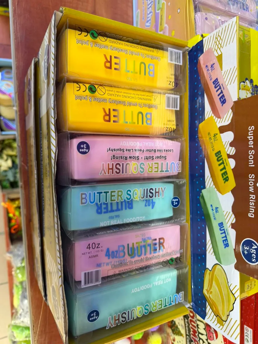 Zestaw czterech pastelowych kostek squishy imitujących masło w opakowaniu